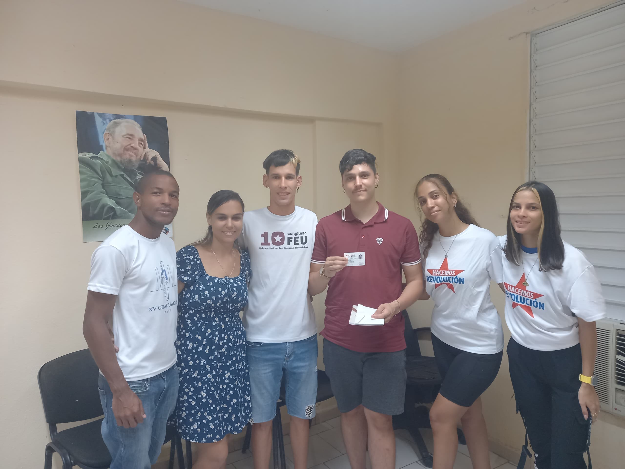 Raúl Sánchez recibió el carné que lo acredita como miembro de la FEU durante su estancia en Cuba.