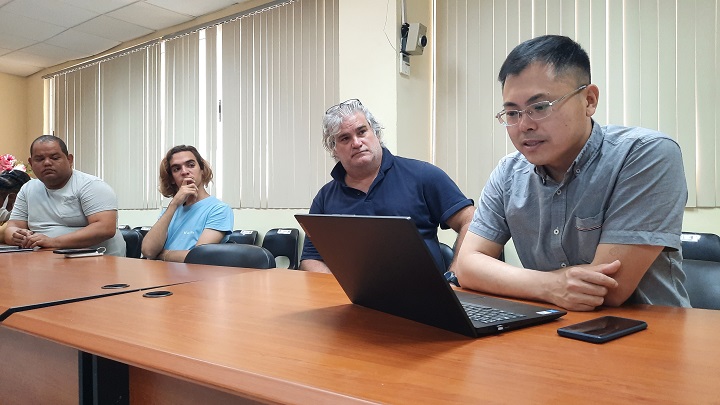 El profesor Chen Yunwei impartió conferencia en la UCI, a propósito de la Escuela Internacional de Invierno 2024. Foto: Osmel Batista Tamarit