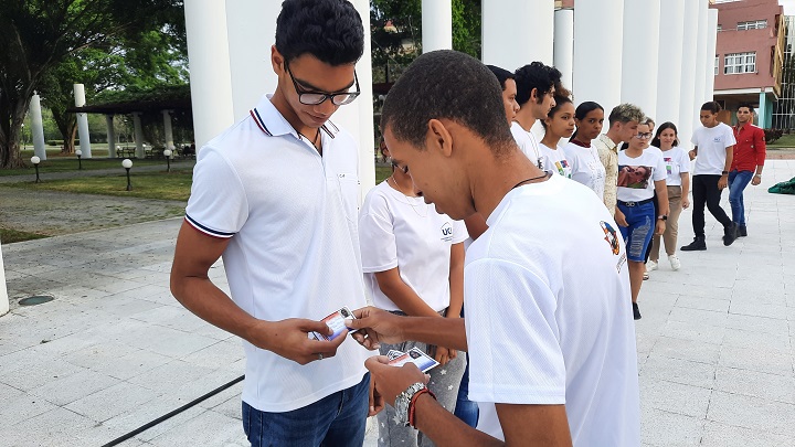 En el acto de conmemoración por el 4 de Abril, jóvenes reciben carné de la UJC de manos de miembros del Comité de la organización en la UCI. Foto: Osmel Batista Tamarit