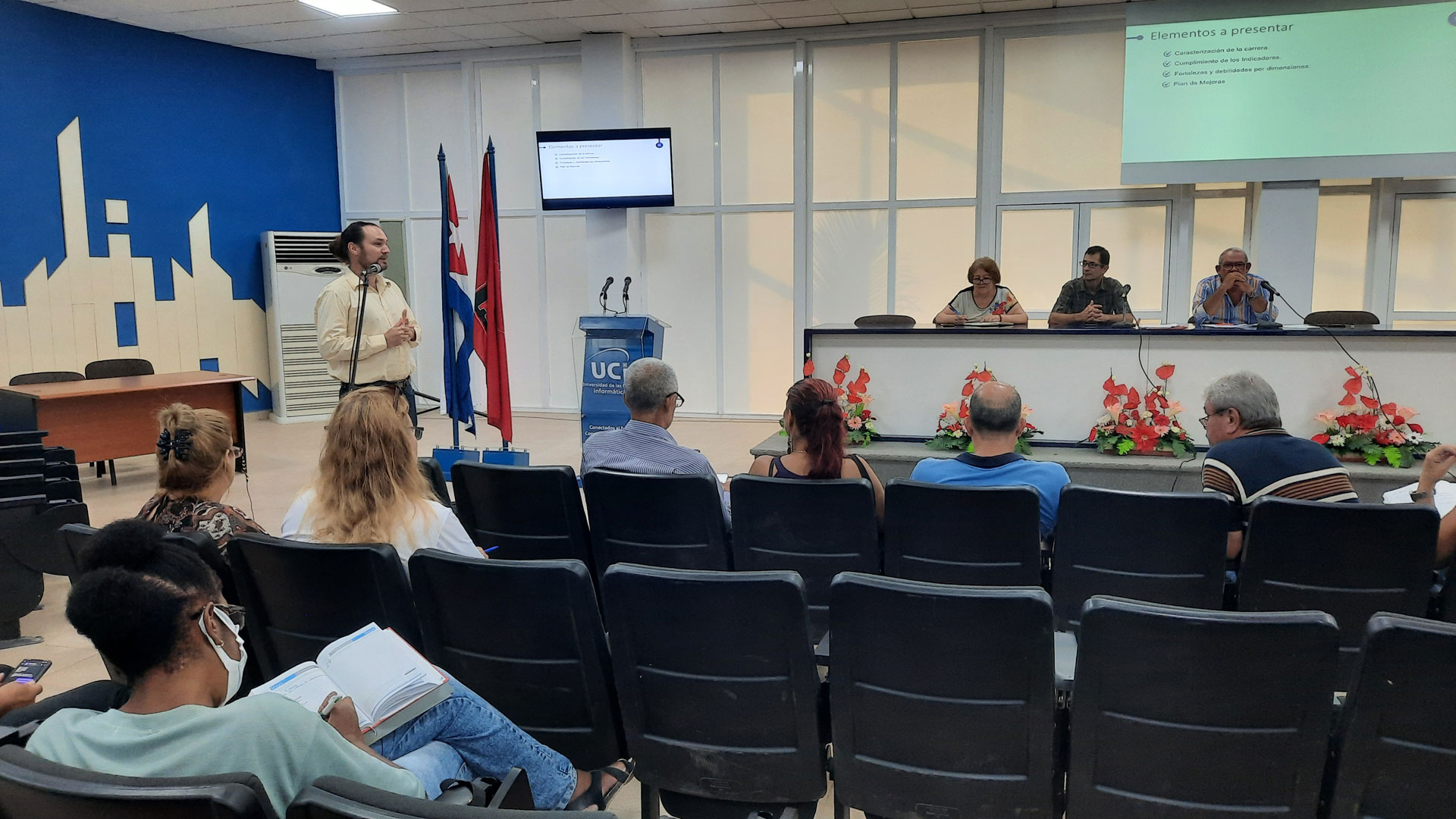 El M.Sc. Mario Pupo Meriño, jefe nacional de la carrera de Bioinformática, presenta el Informe de Acreditación de la Carrera de Ingeniería en Bioinformática. Foto: Osmel Batista Tamarit