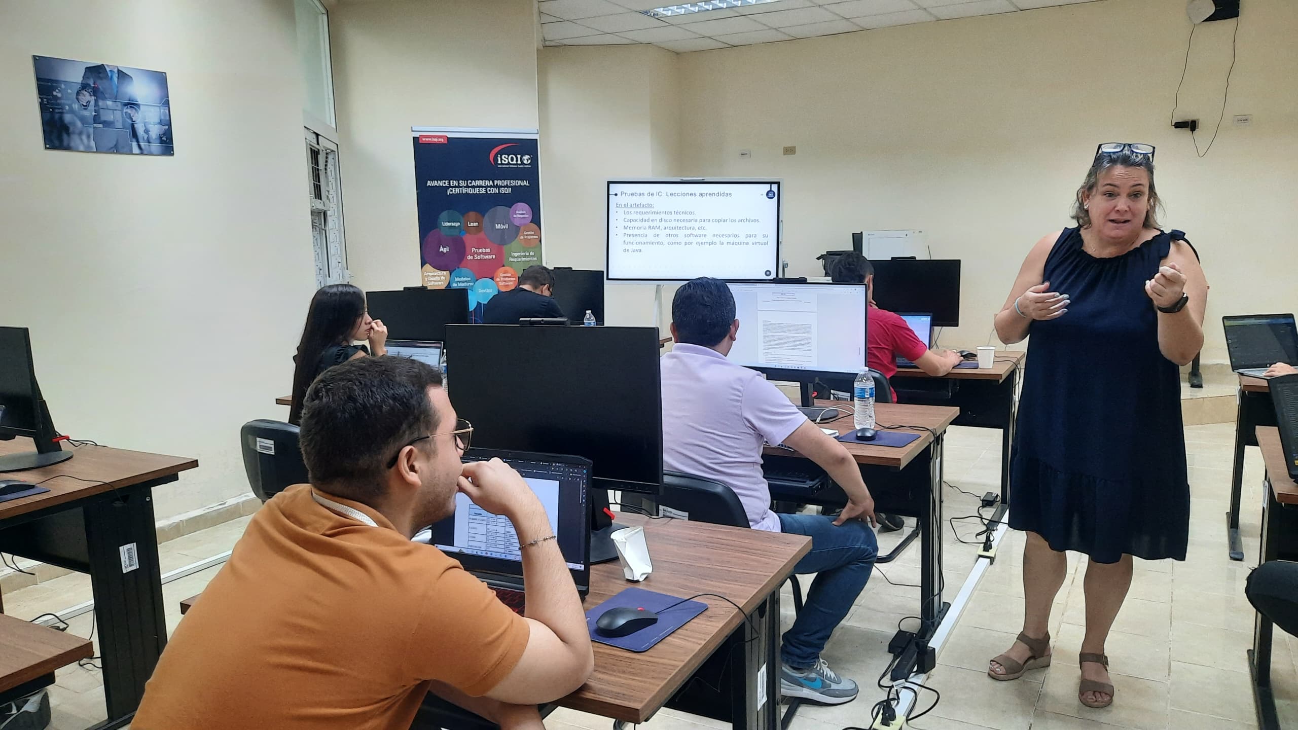 Los estudiantes de la Universidad de Santiago de Cali en Colombia culminaron su primer período de aprendizaje como parte del Diplomado de Ciberseguridad. Foto: Osmel Batista Tamarit