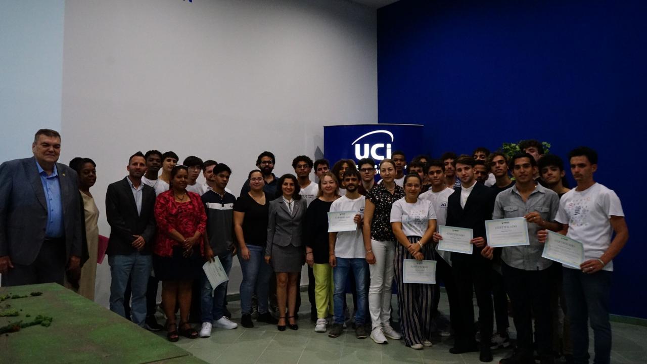 Como parte del intercambio los directivos de ambas instituciones entregaron los certificados a los estudiantes egresados del curso virtual correspondiente al módulo "Métodos y Tecnologías Modernas para el Procesamiento de Datos Espaciales".