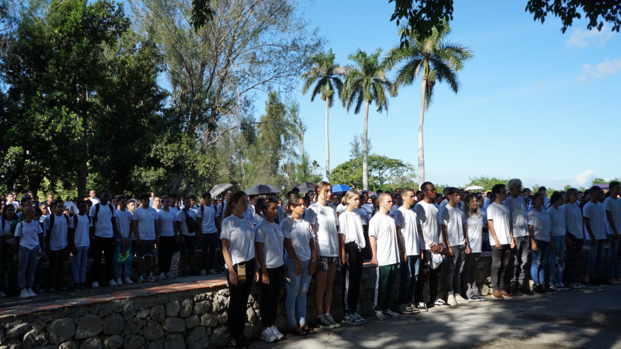Estudiantes de nuevo ingreso reciben carné de la FEU.
