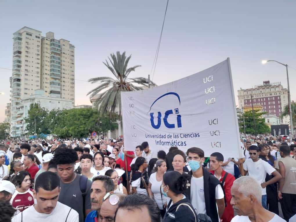 Estudiantes y trabajadores de la UCI participaron en el acto en apoyo a la causa venezolana. Foto: Foto: Alejandro Alvarez Delgado