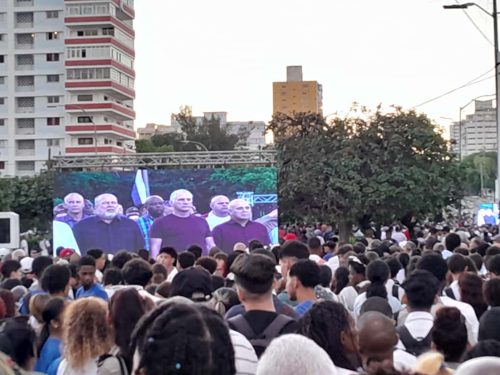 Estudiantes y trabajadores de la UCI participaron en el acto en apoyo a la causa venezolana.