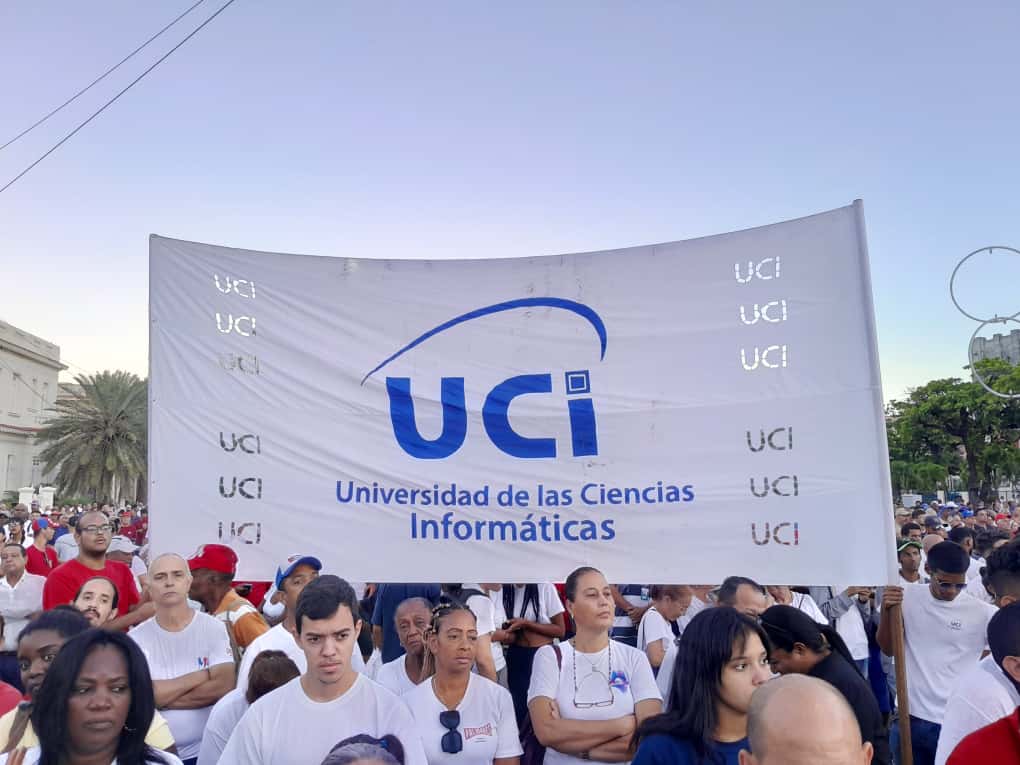 Estudiantes y trabajadores de la UCI participaron en el acto en apoyo a la causa venezolana.