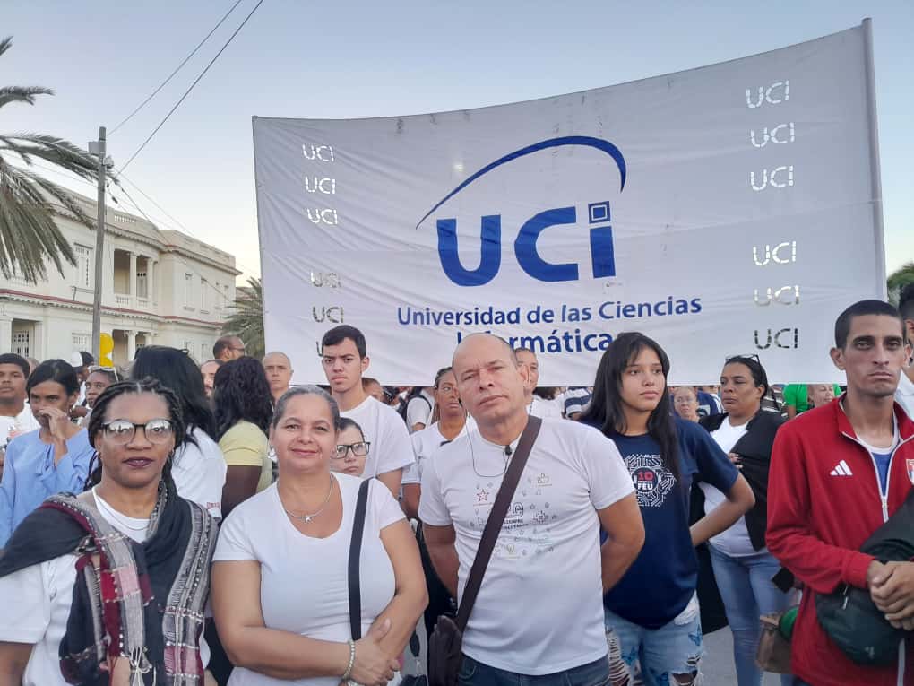 Estudiantes y trabajadores de la UCI participaron en el acto en apoyo a la causa venezolana.