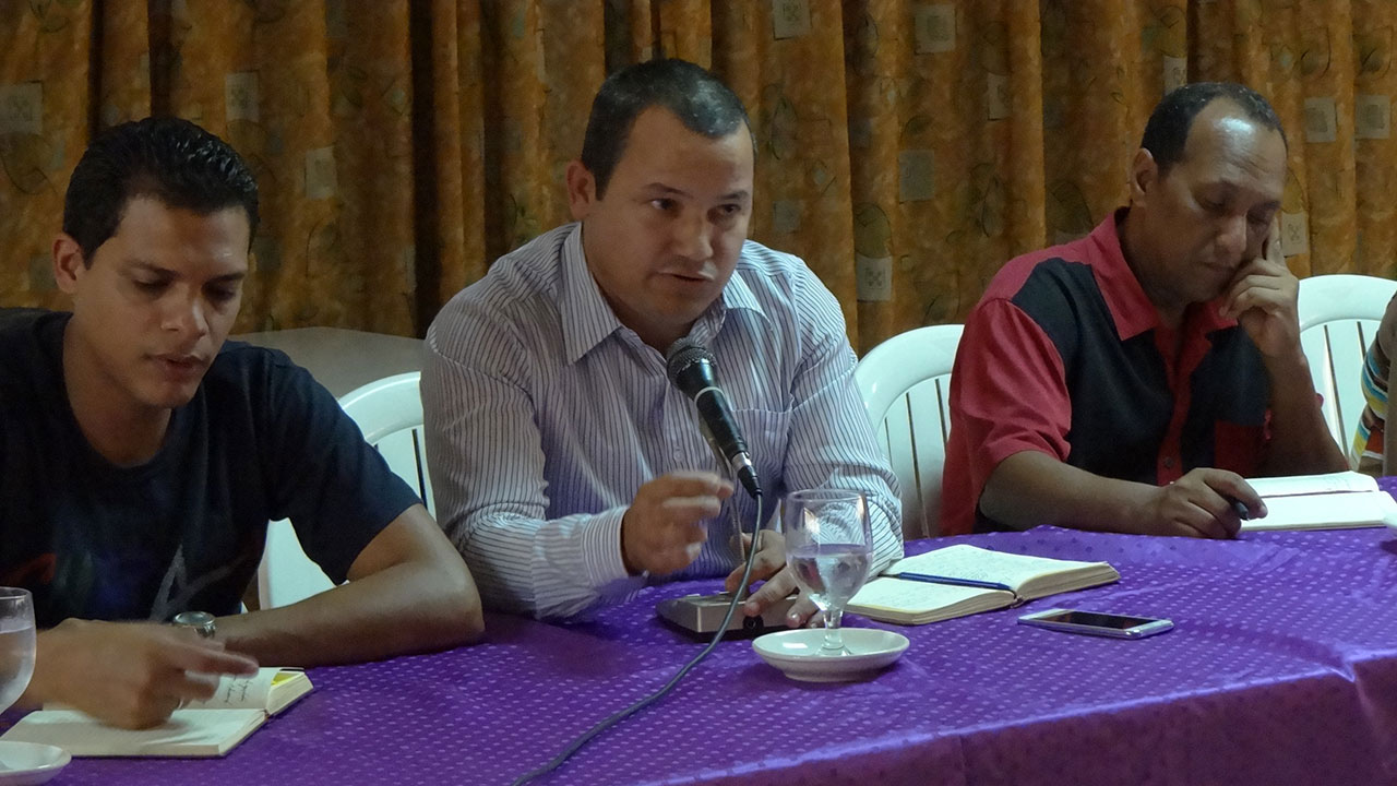 De izquierda a derecha, Ing. Leonardo Rodríguez, secretario de la UJC en la UCI; Yadián Rodríguez, vicerrector de Extensión Universitaria y Residencia, y Jarge Sánchez, funcionario del Comité Provincial del Partido en la capital. 