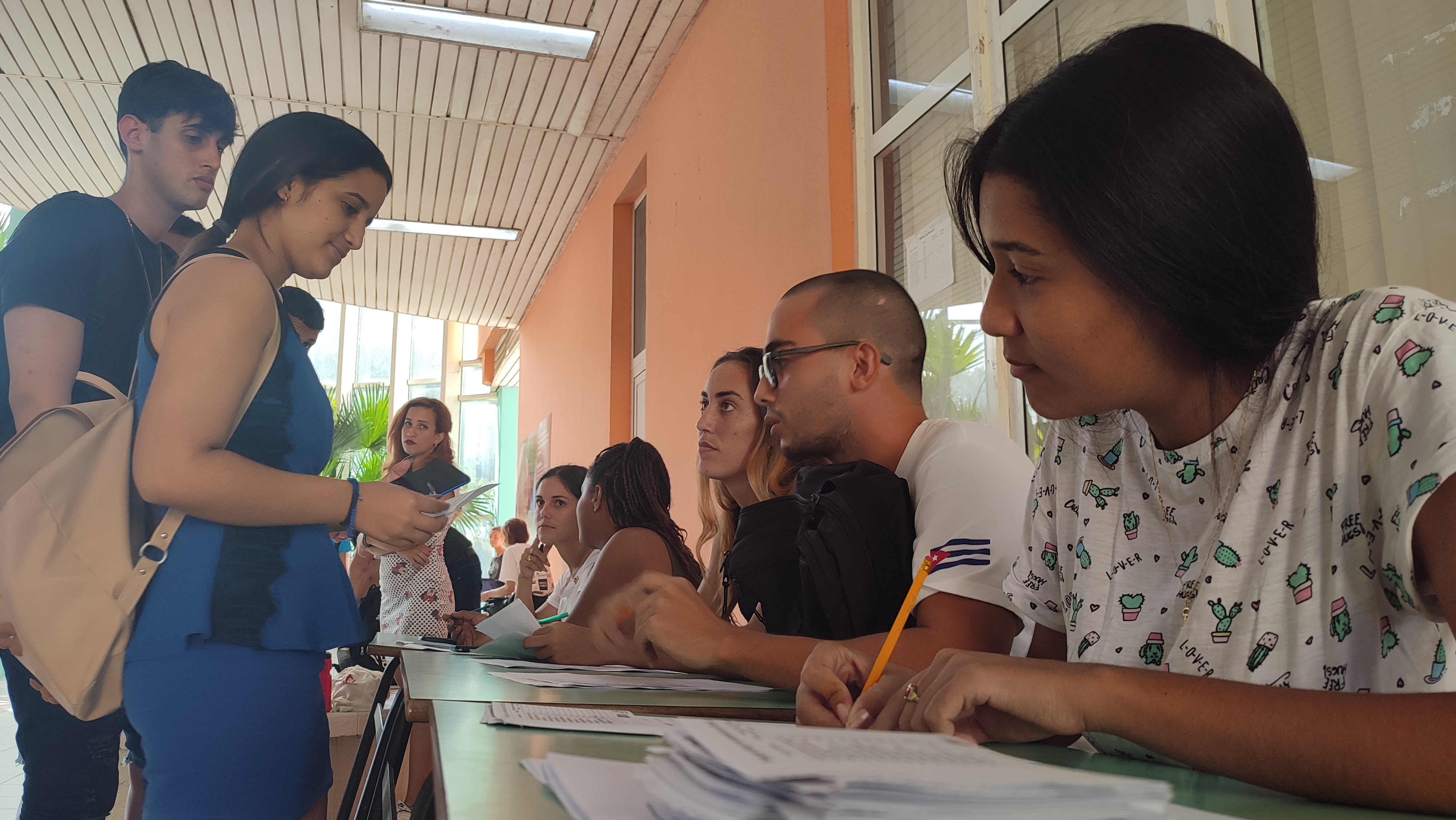 Cada Facultad recoge las firmas de asistencia por año y procede a entregar la boleta a cada votante.