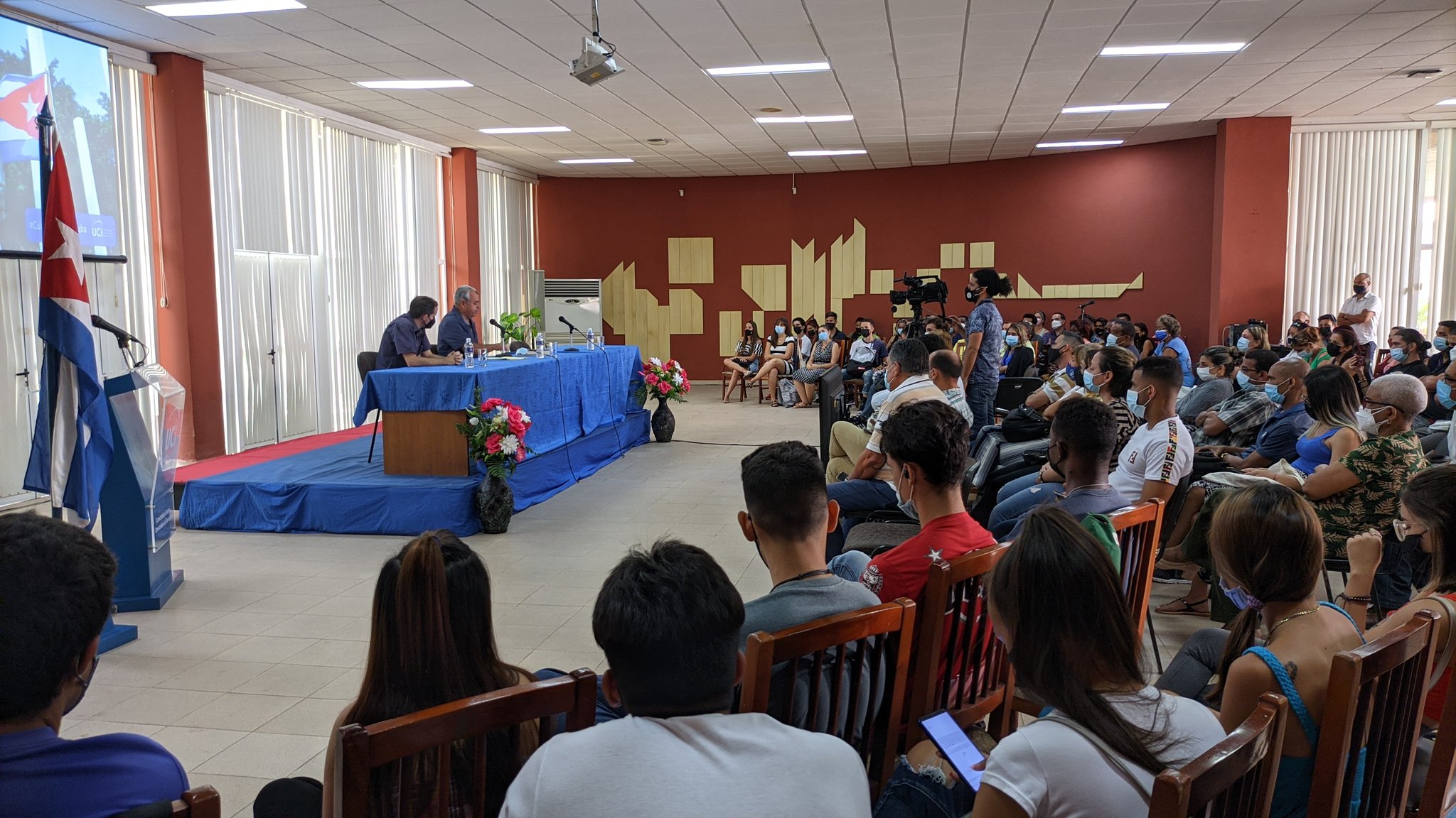 Carlos Alberto Cremata sostuvo un encuentro con estudiantes, trabajadores y profesores sobre la influencia del ideario martiano en los proyectos sociales y culturales de su grupo artístico.
