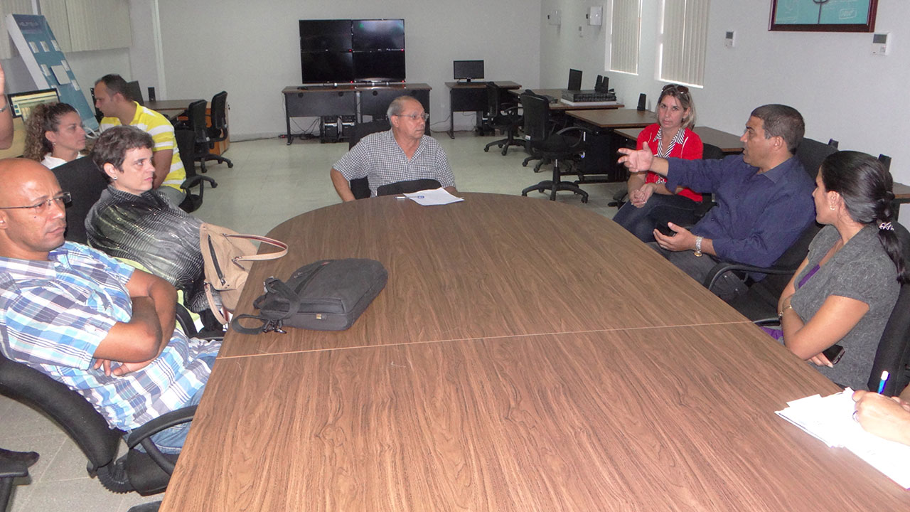 Raúl Miguel Triana Díaz, coordinador general de la Xetid, informa a los evaluadores el impacto que ha tenido para esa empresa las investigaciones desarrolladas en las tesis doctorales de la UCI.