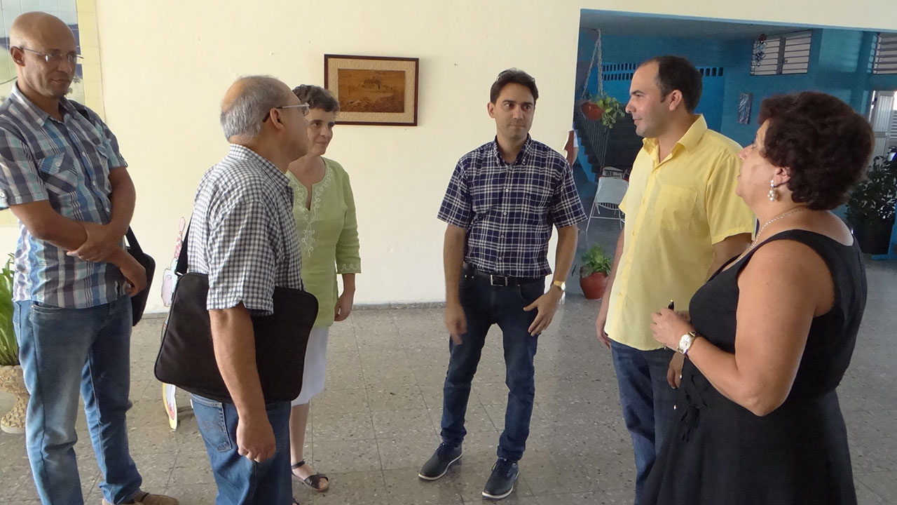 En “Flor de la Revolución” expertos del MES, los doctores en ciencias Orizondo y Correa, y la directora de esa escuela especial, Herminia González Guerrero. 