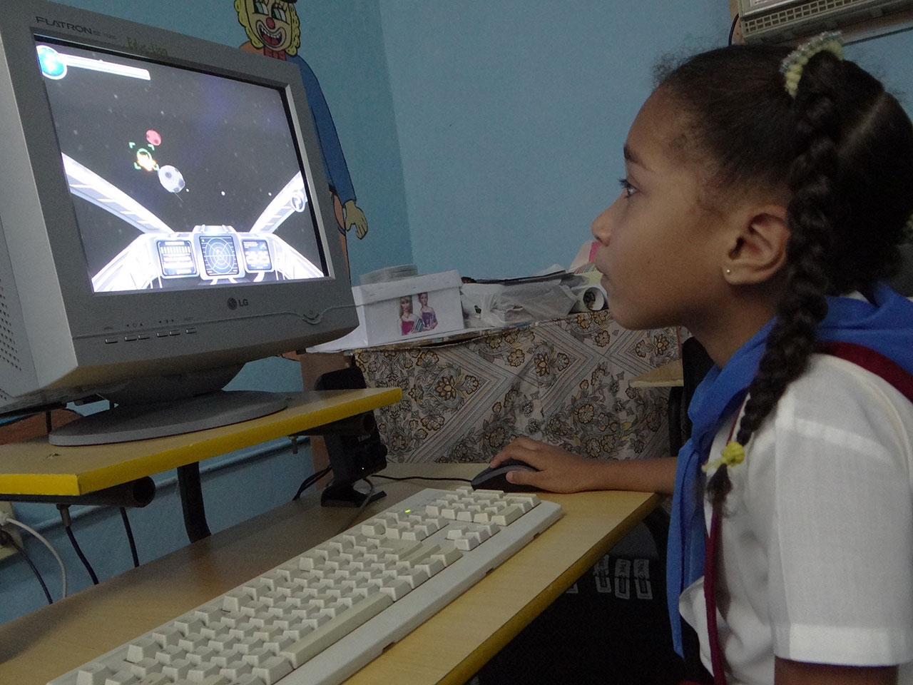Estudiante de la escuela “Flor de la Revolución” realiza sus ejercicios visuales aplicando el software desarrollado en la UCI. 