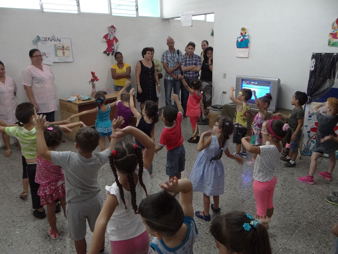 Los niños más pequeños presentaron a los visitantes una tabla gimnástica. 