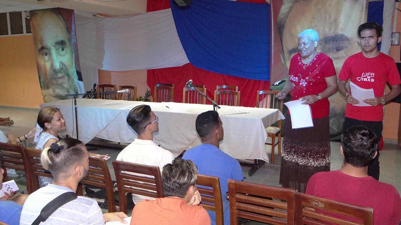 Decana de la FICI ofrece bienvenida a los líderes estudiantiles. 