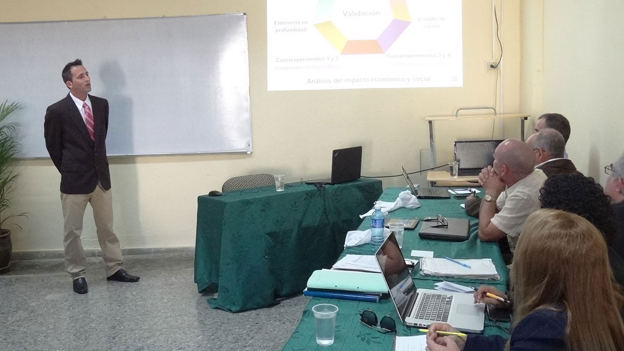 Ante un competente jurado, el MSc. Gerdys Jiménez defiende su tesis doctoral. Ante un competente jurado, el MSc. Gerdys Jiménez defiende su tesis doctoral.