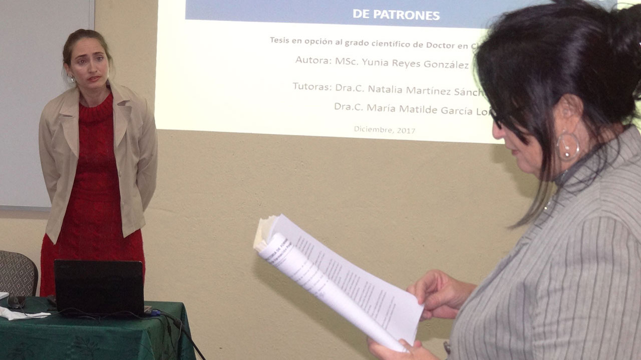 La MSc. Yunia Reyes, vicedecana de la Facultad 2, atenta a la lectura de su caracterización, previa a comenzar la defensa de su tesis doctoral. La MSc. Yunia Reyes, vicedecana de la Facultad 2, atenta a la lectura de su caracterización, previa a comenzar la defensa de su tesis doctoral.