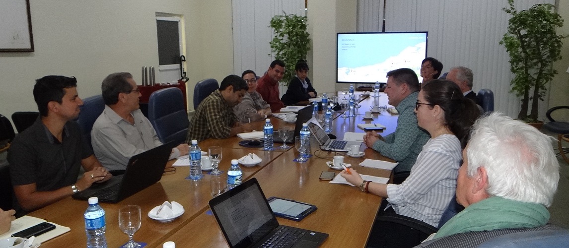 Delegación de Holanda y Bélgica junto a funcionarios del Minsap visitan la UCI. 