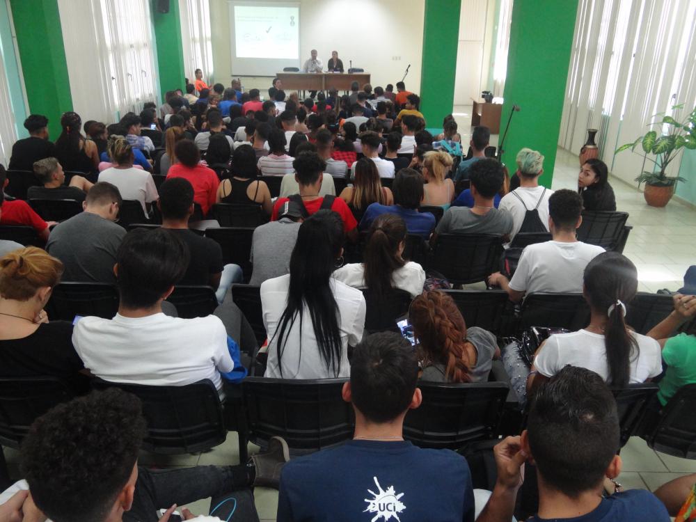 Interactúa Rector con estudiantes de primer año de la Facultad 2.