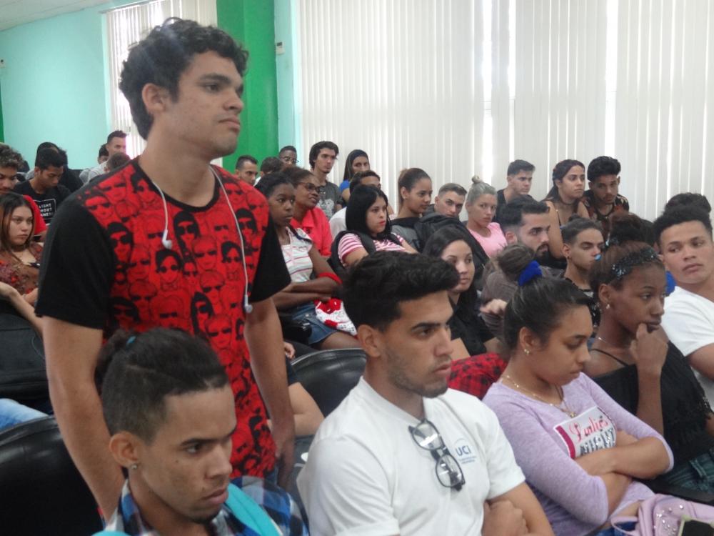 El estudiante Andro Luis Cutiño Mora aprendió el idioma inglés en un preuniversitario de Holguín y de forma autodidacta; ve películas y traduce las letras de las canciones que escucha. Andro recibió en la UCI el certificado de nivel B1 en Inglés.