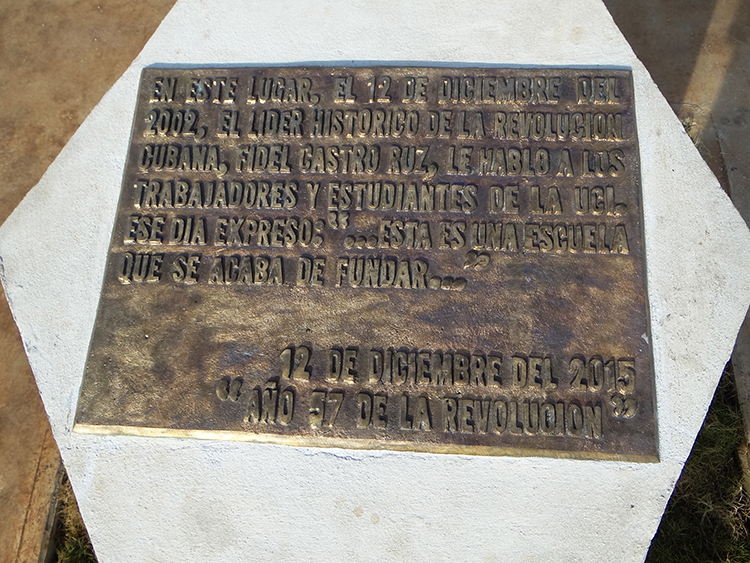 Placa ubicada en el sitio fundacional de la UCI.