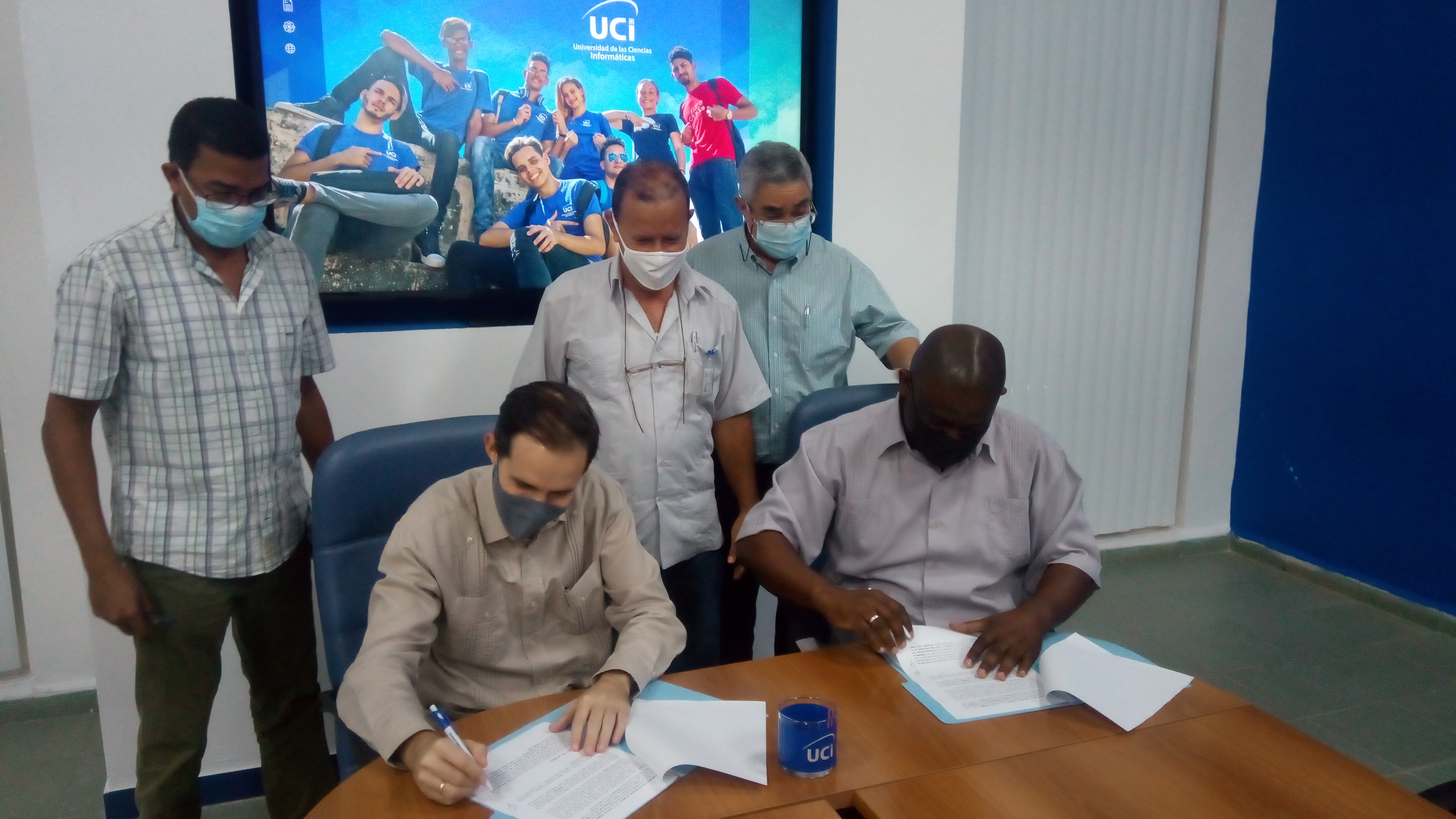 El rector, Dr.C. Raydel Montesino Perurena y Yoel Suarez Rodríguez, director general de ENPESES validaron con sus firmas el traspaso del 10 por ciento de las acciones a la UCI.