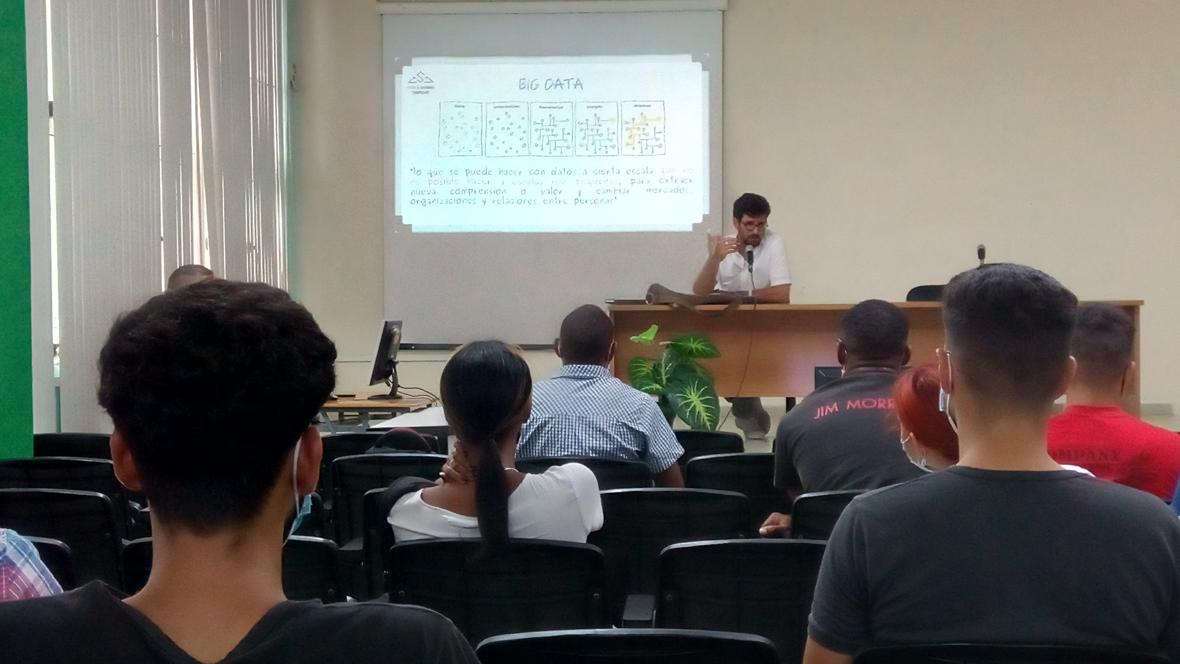 El Dr.C. Alejandro Lage Castellanos, director del Centro de Sistemas Complejos de la Facultad de Física de la Universidad de La Habana (UH), dialogó con profesores y estudiantes de grupos de investigación de la UCI. El Dr.C. Alejandro Lage Castellanos, director del Centro de Sistemas Complejos de la Facultad de Física de la Universidad de La Habana (UH), dialogó con profesores y estudiantes de grupos de investigación de la UCI.
