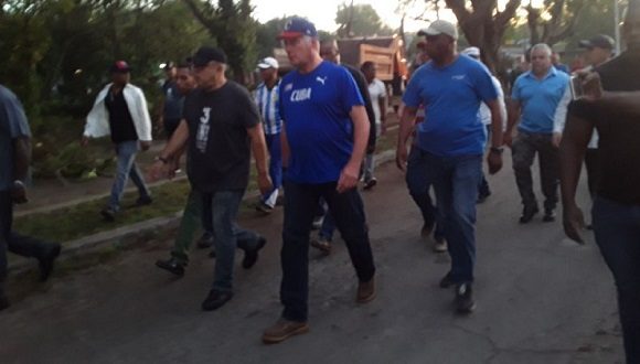 El Presidente cubano llega al municipio de La Lisa para emprender una tarea de Trabajo Voluntario.