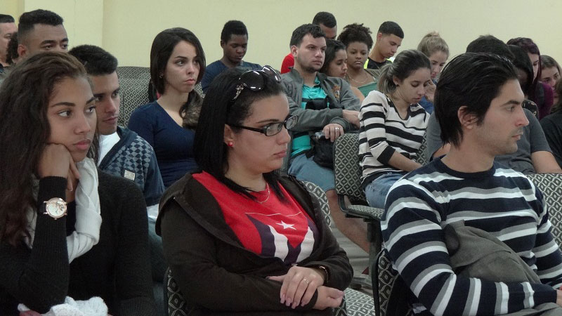 Estudiantes y profesores participan del conversatorio de los historiadores cubanos en el Salón Rubén Martínez Villena