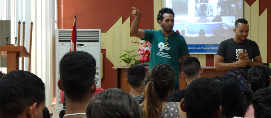 Dirigentes estudiantiles de la UCI incentivaron la participación del alumnado en la tradicional caminata hasta San Pedro, donde reciben el carné de la FEU