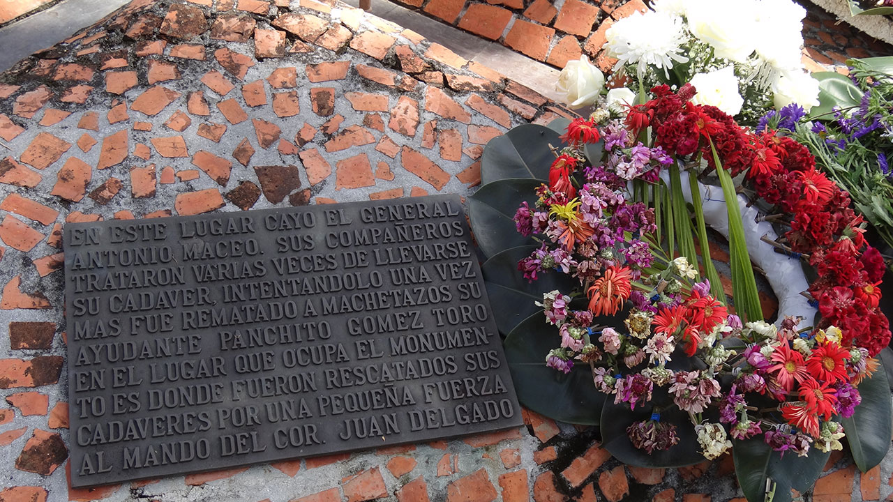 Placa que explica las circunstancias de la muerte de Maceo y Panchito Gómez Toro