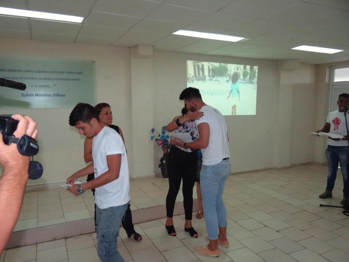 Entrega de reconocimientos a egresados destacados. 