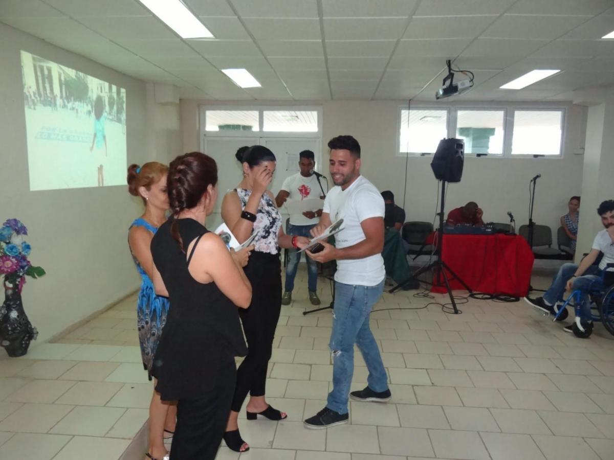 Entrega de reconocimientos a egresados destacados. 