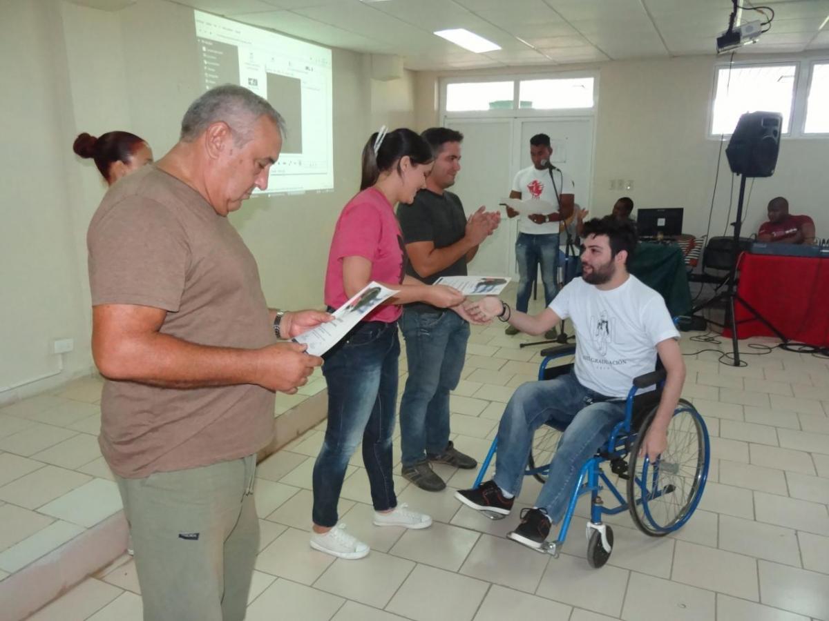 Entrega de reconocimientos a egresados destacados. 