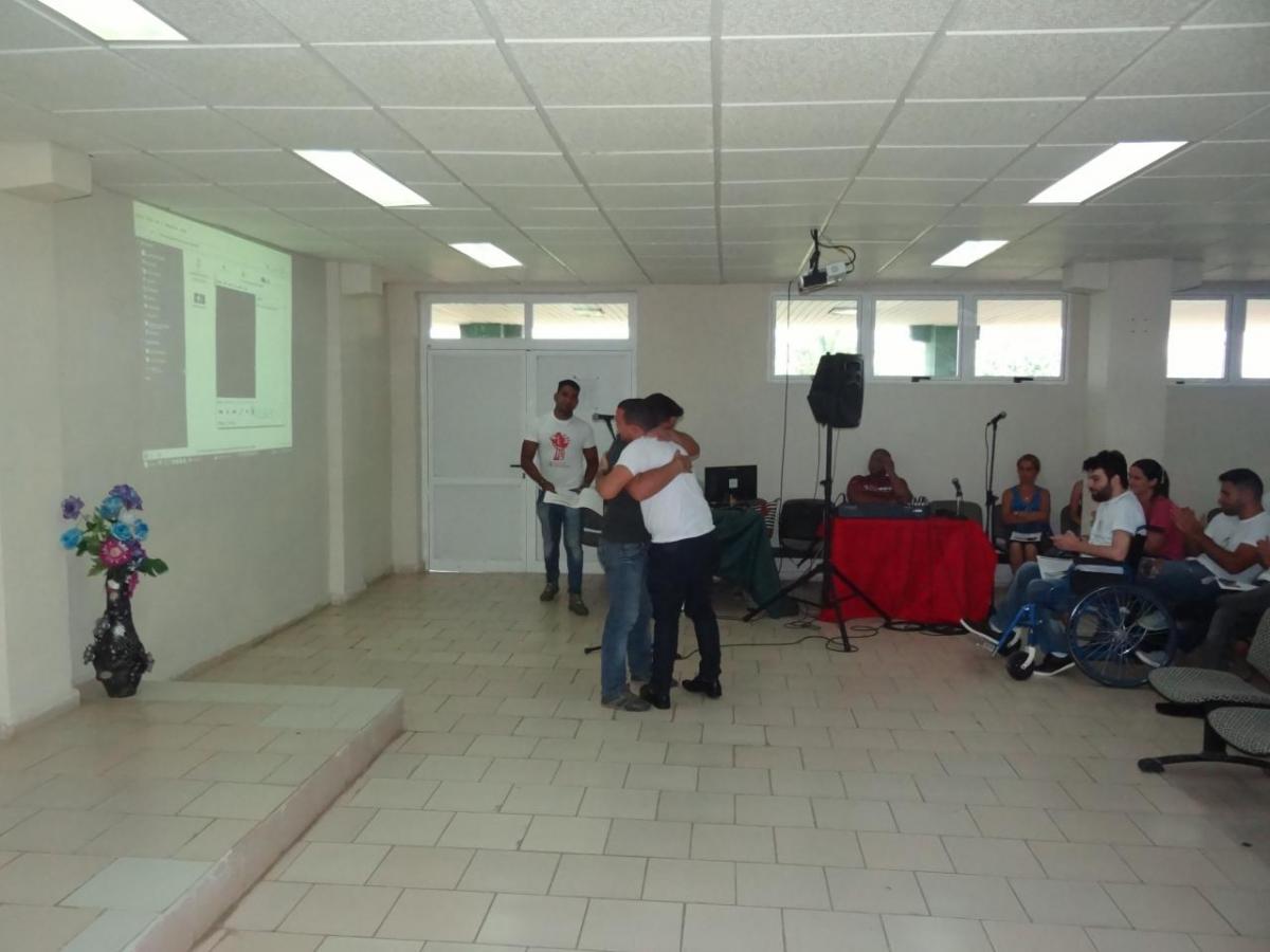 Entrega de reconocimientos a egresados destacados. 