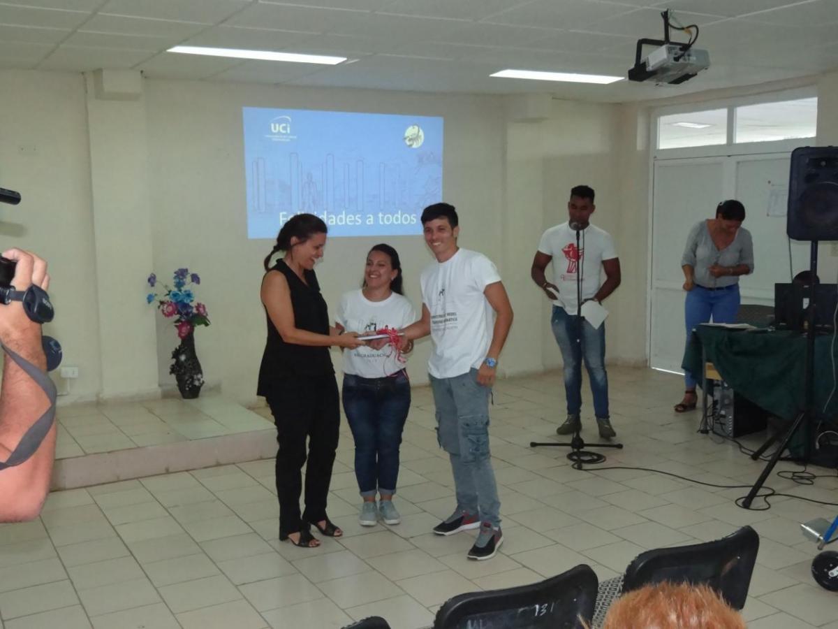 Entrega de reconocimientos a egresados destacados.