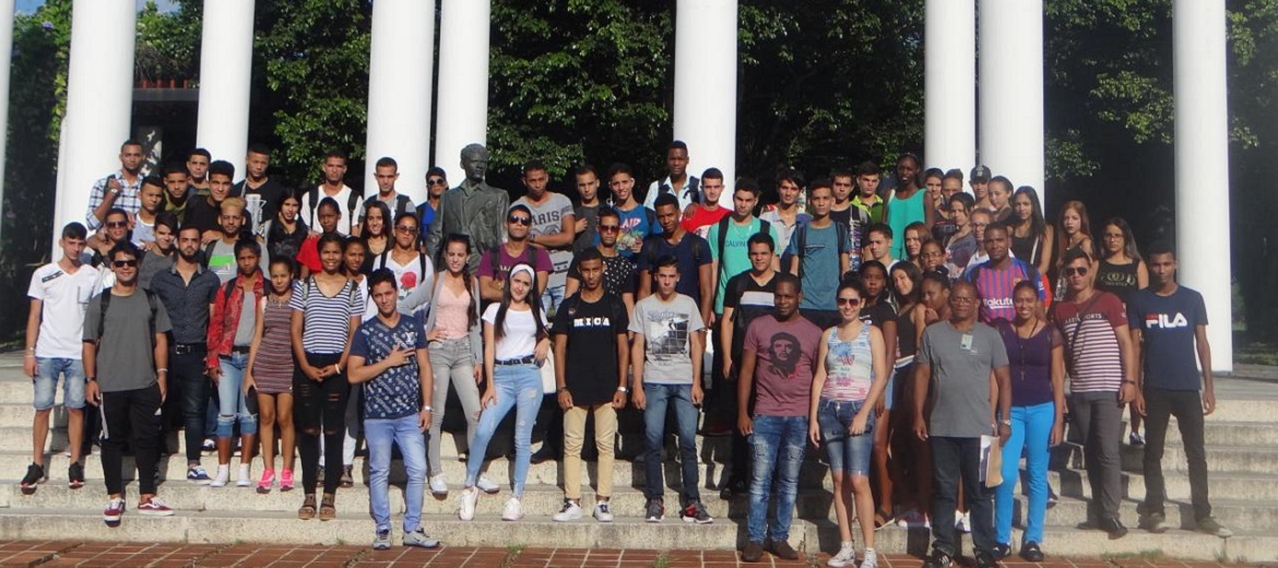 Visitaron los estudiantes de nuevo ingreso de la Facultad 2 sitios históricos y culturales de la Universidad