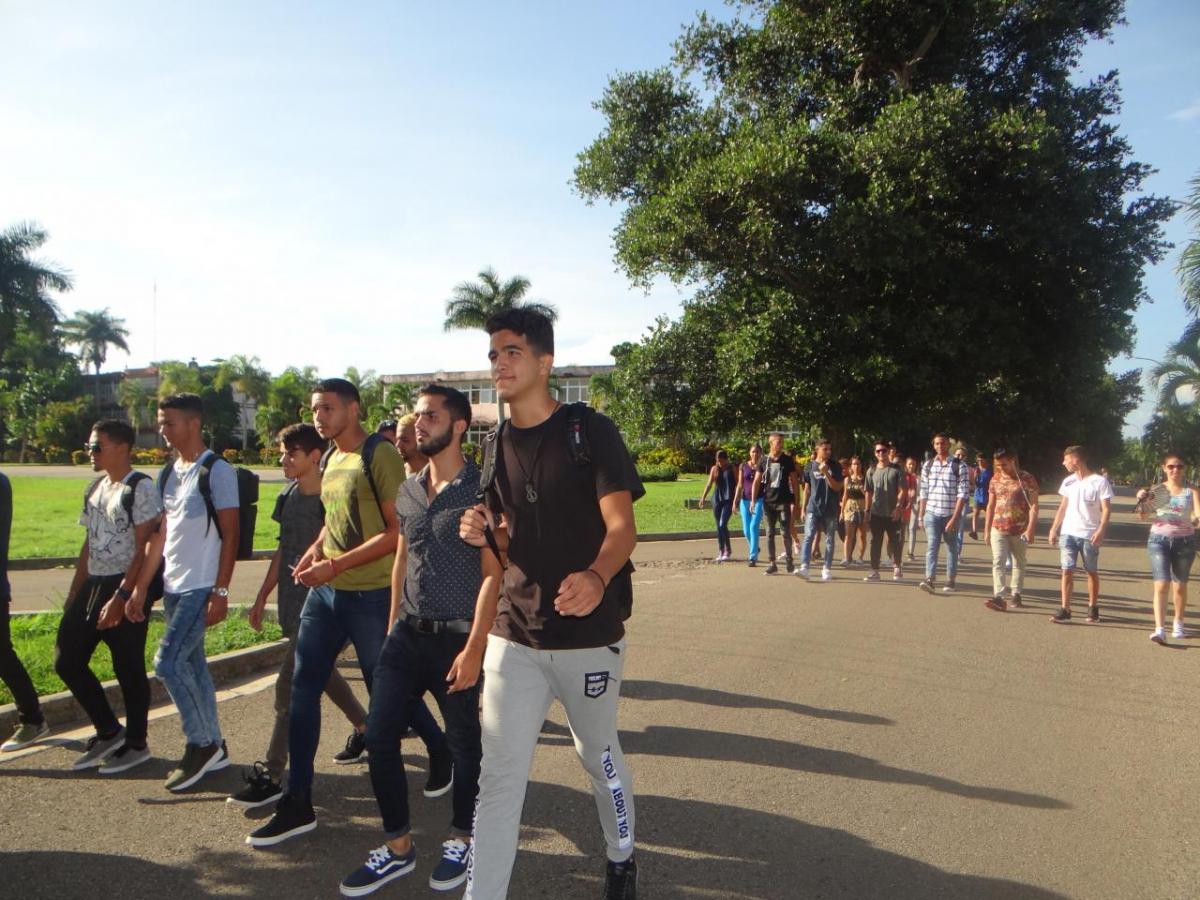 Recorren los nuevos estudiantes de la Facultad 2 sitios históricos de la UCI.