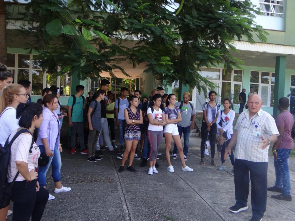 Recorrido de los nuevos estudiantes de la Facultad 2 por el docente Rubén Martínez Villena.