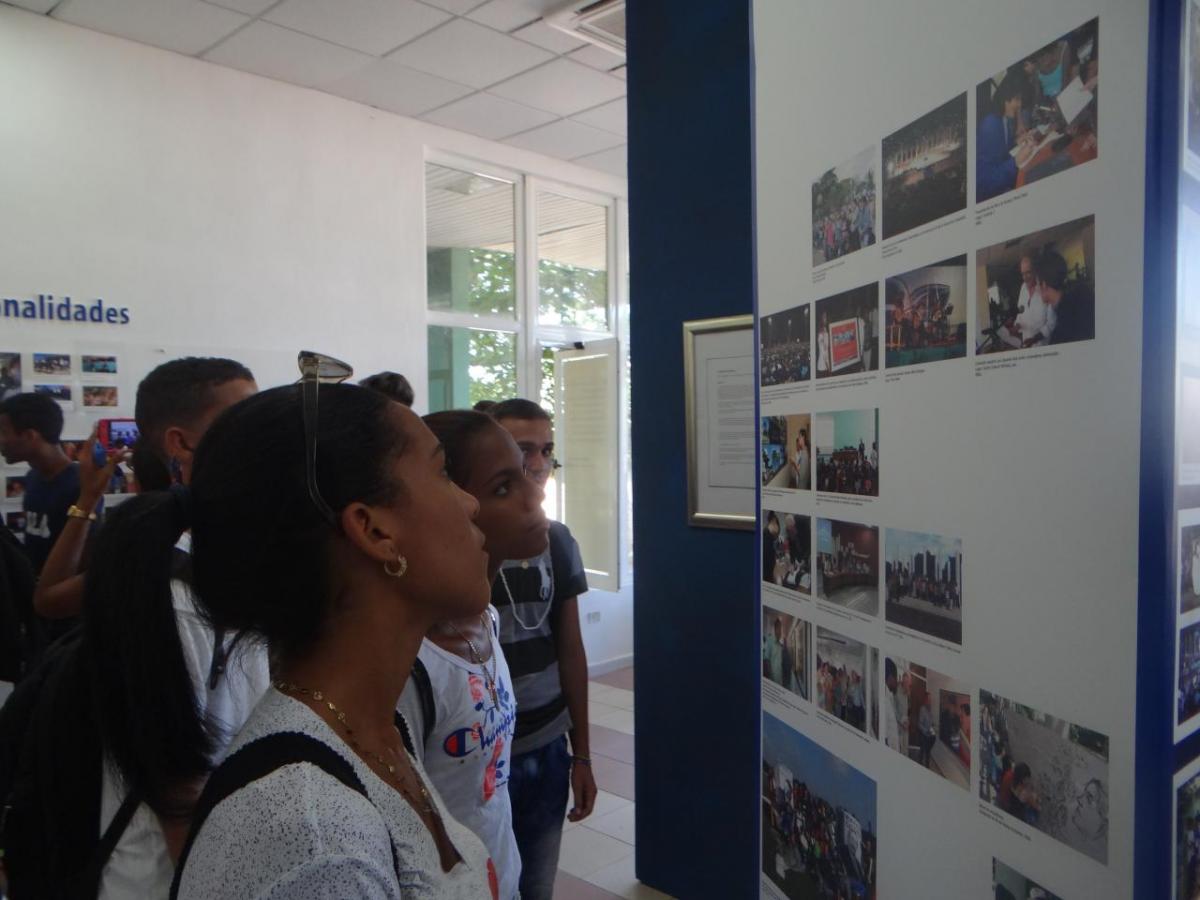 Visitaron los nuevos alumnos la Sala de Historia.
