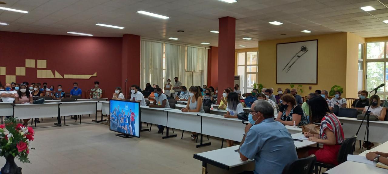 Fernando Buen Abad intercambió ideas con alumnos y profesores de la UCI sobre la comunicación y su impacto en la situación geopolítica actual.  Fernando Buen Abad intercambió ideas con alumnos y profesores de la UCI sobre la comunicación y su impacto en la situación geopolítica actual.
