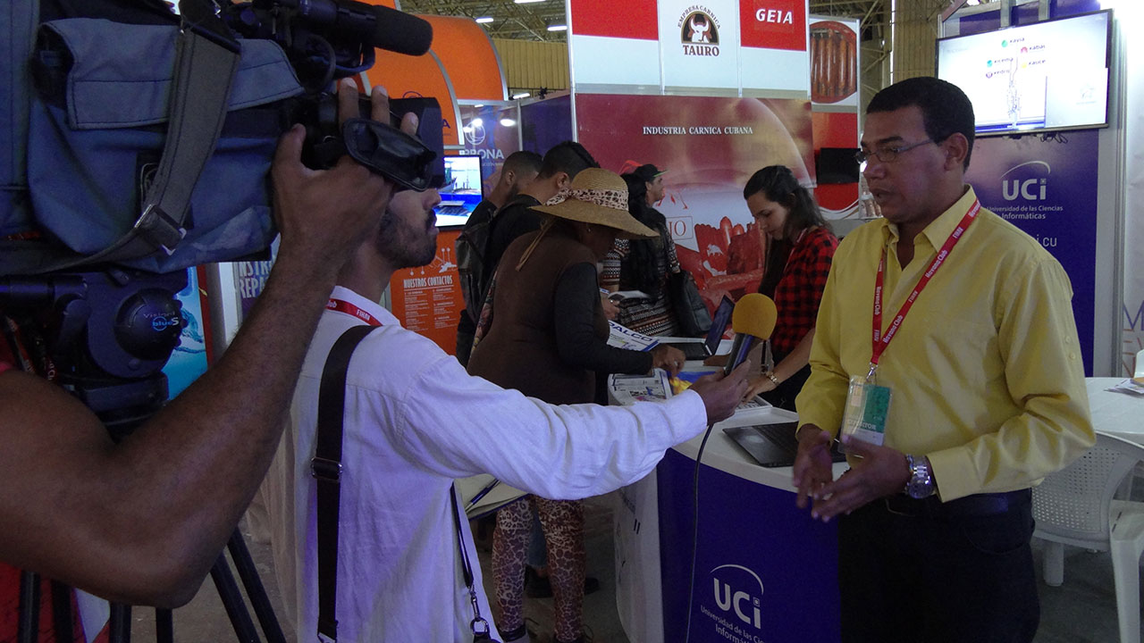 Mientras el MSc. Luis Raciel Rodríguez Silva, jefe del Departamento Comercial de la UCI, es entrevistado por Televisión Caribe para el Noticiero Nacional de Televisión, al estand de la Universidad continúa afluyendo el público. 