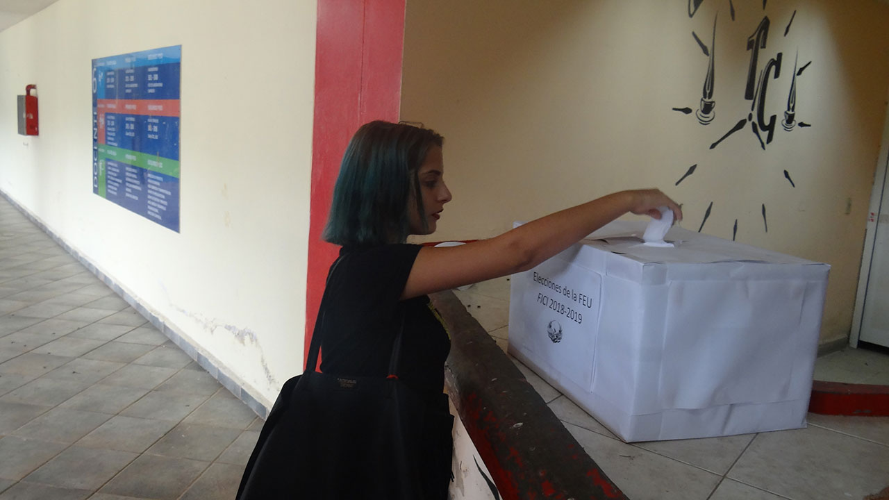 Voto en elecciones de la FEU en la Fici. 