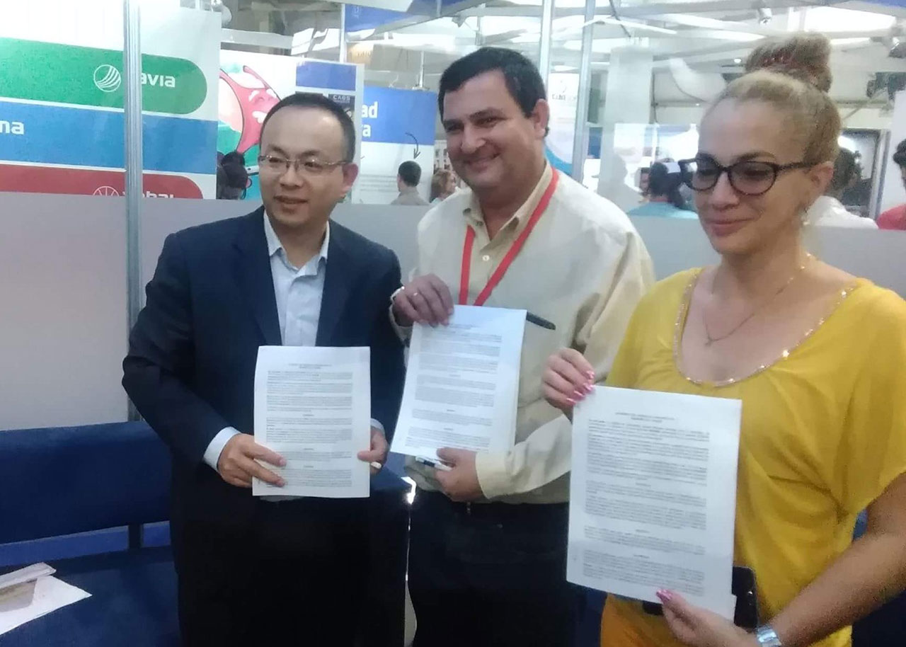 Firma de un acuerdo de colaboración entre la UCI, Gedeme y la empresa Haier. 