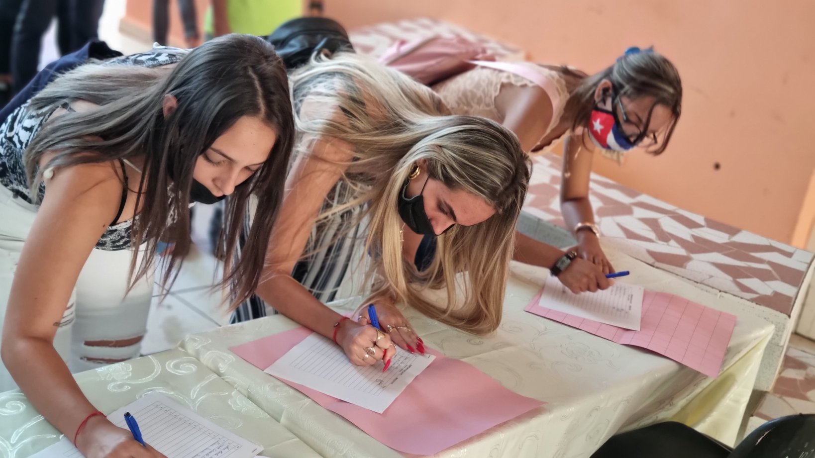 Los estudiantes de primer año de la Facultad 3 firmaron el compromiso con las MTT. Los estudiantes de primer año de la Facultad 3 firmaron el compromiso con las MTT.
