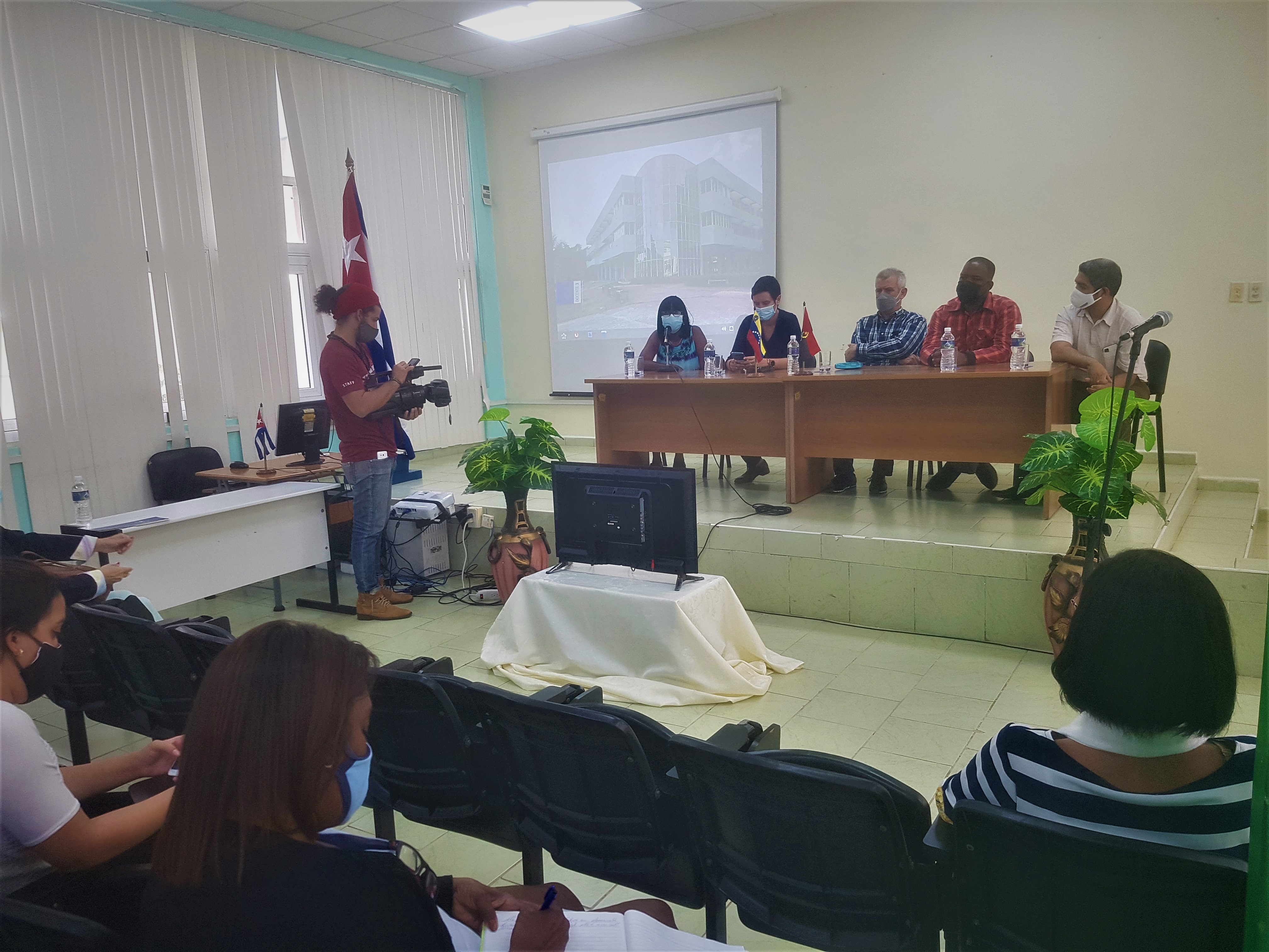 Los panelistas compartieron experiencias personales y profesionales de su estancia en Venezuela y Angola. Los panelistas compartieron experiencias personales y profesionales de su estancia en Venezuela y Angola.