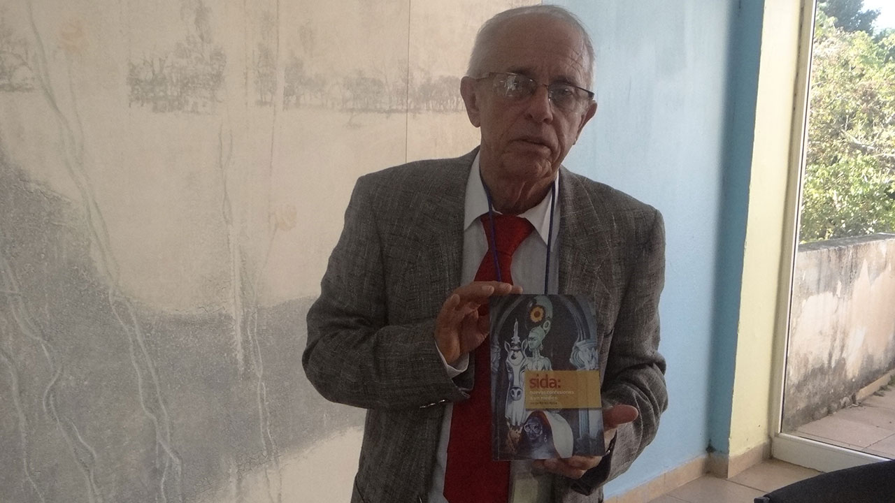 El doctor Pérez Ávila ha dedicado más de veinte años al estudio del VIH-SIDA. El doctor Pérez Ávila ha dedicado más de veinte años al estudio del VIH-SIDA.