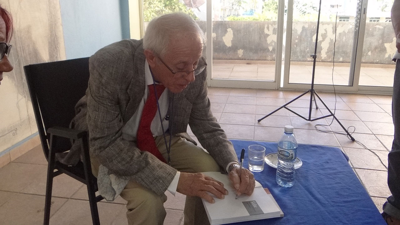 Jorge Pérez presentó en la UCI su libro SIDA: Nuevas confesiones a un médico. Jorge Pérez presentó en la UCI su libro SIDA: Nuevas confesiones a un médico.