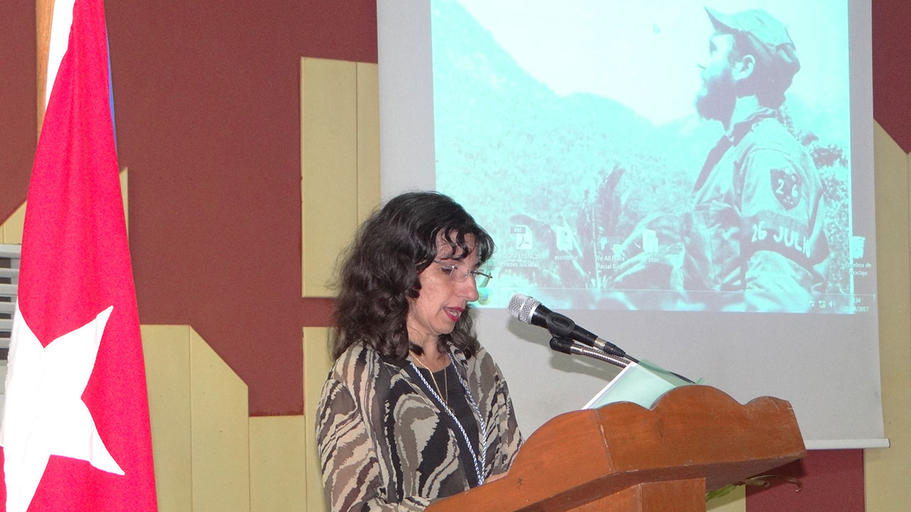 Presidenta del Comité Organizador, Delly Lien González, pronuncia discurso de apertura de la Primera Jornada Red Cuba 2017.