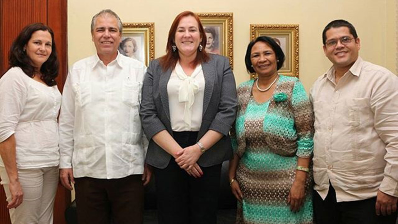 Ph.D. Miriam Nicado exchanged with officials from the Ministry of Higher Education, the Ministry of Education, the Minister of Women, as well as university rectors. Ph.D. Miriam Nicado exchanged with officials from the Ministry of Higher Education, the Ministry of Education, the Minister of Women, as well as university rectors.